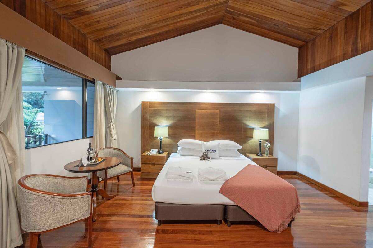 1 King Bed, Premium Room, Balcony