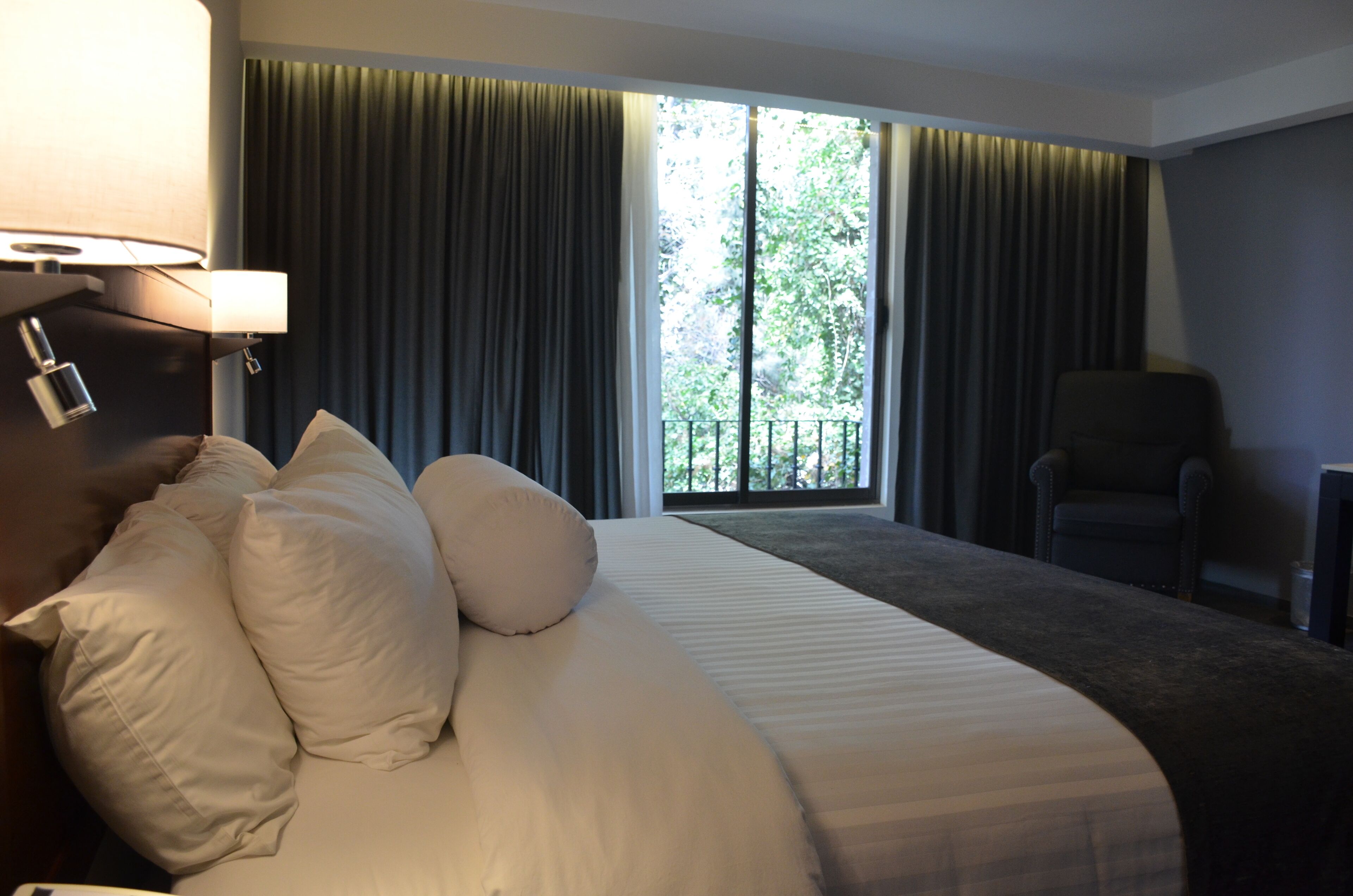 Junior Suite, 1 King Bed | In-room safe, desk, blackout drapes, iron/ironing board