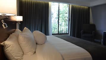 Junior Suite, 1 King Bed | In-room safe, desk, blackout drapes, iron/ironing board