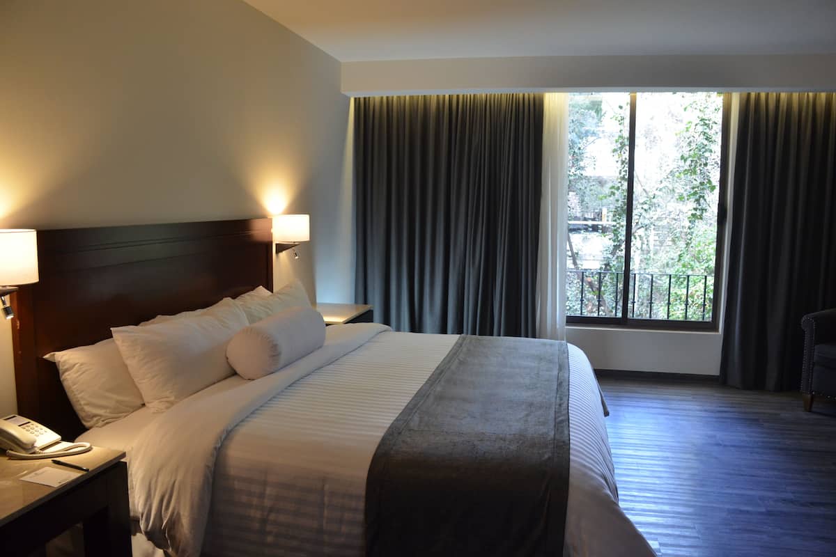 Junior Suite, 1 King Bed | In-room safe, desk, blackout drapes, iron/ironing board