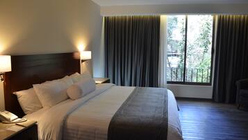 Juniorsvit - 1 kingsize-säng | Värdeförvaringsskåp på rummet, skrivbord och mörkläggningsgardiner