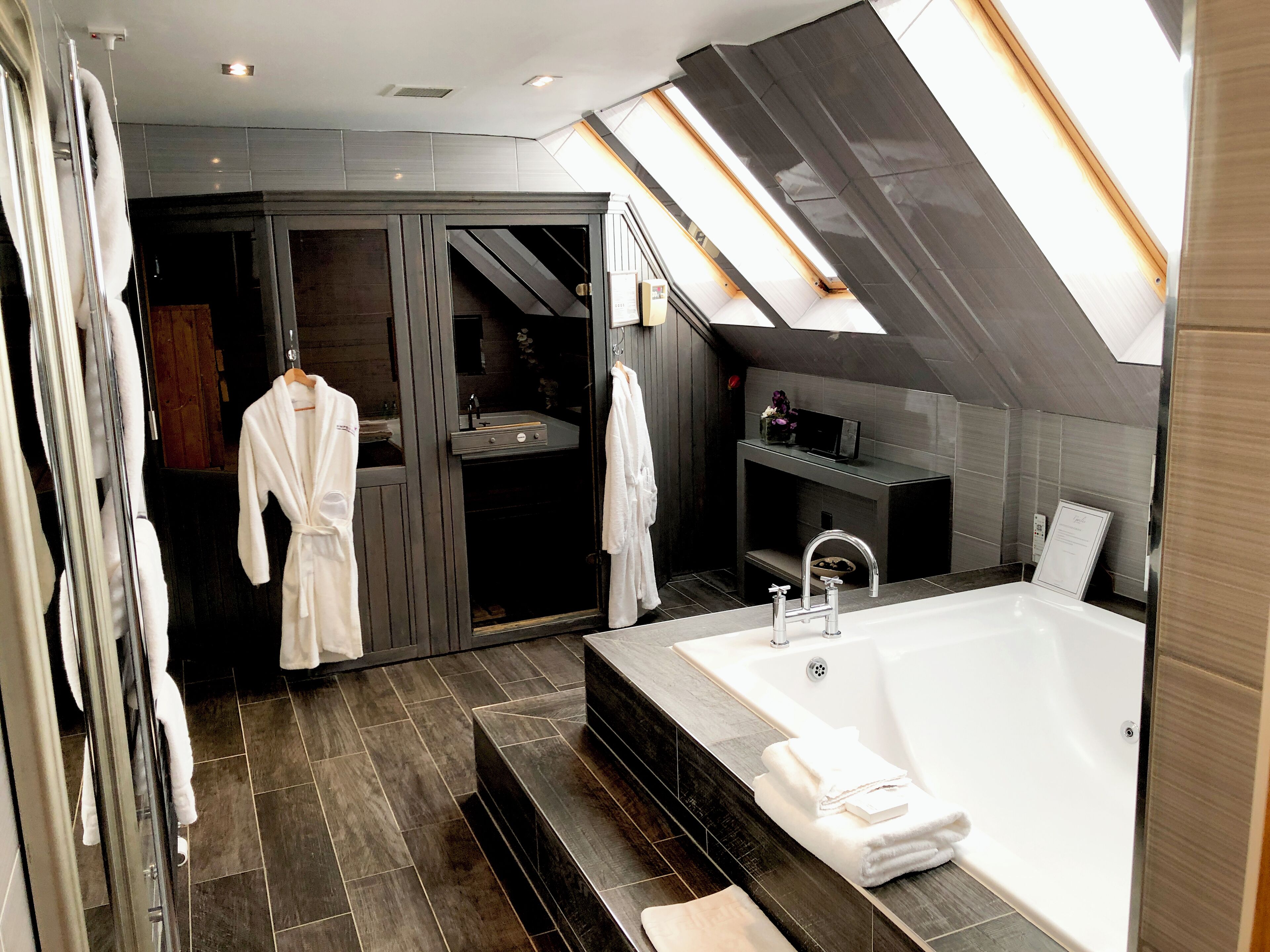 Executive Room | Bathroom | Hair dryer, towels, soap, shampoo