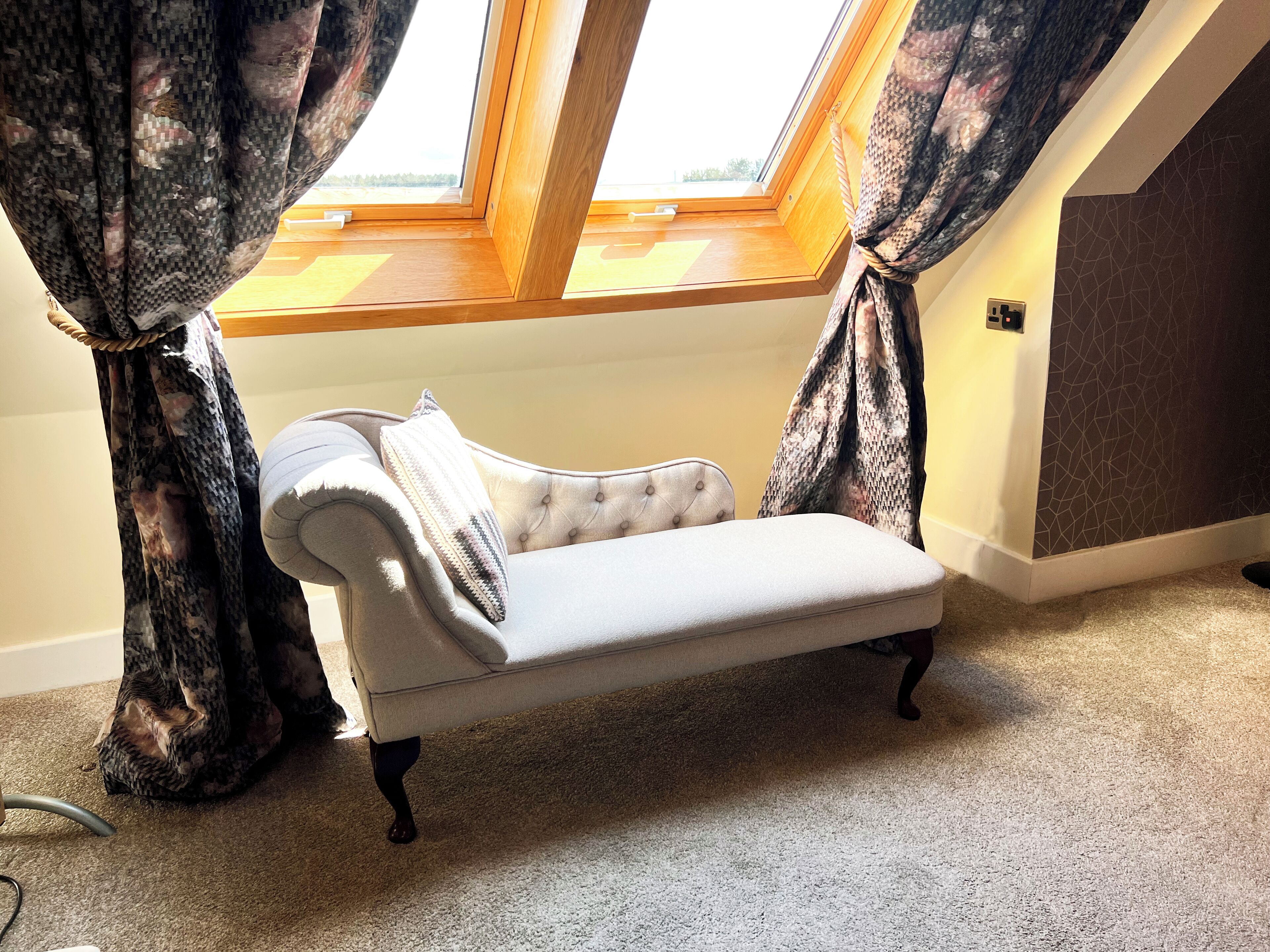 executive room | 1 bedroom, desk, iron/ironing board, free wifi