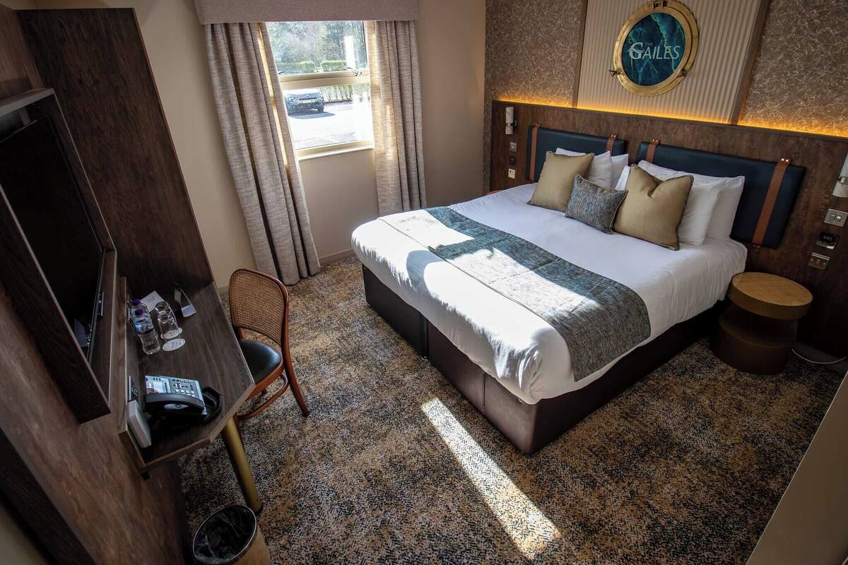Superior Double Room - Accessible Room | 1 bedroom, desk, iron/ironing board, WiFi (free)