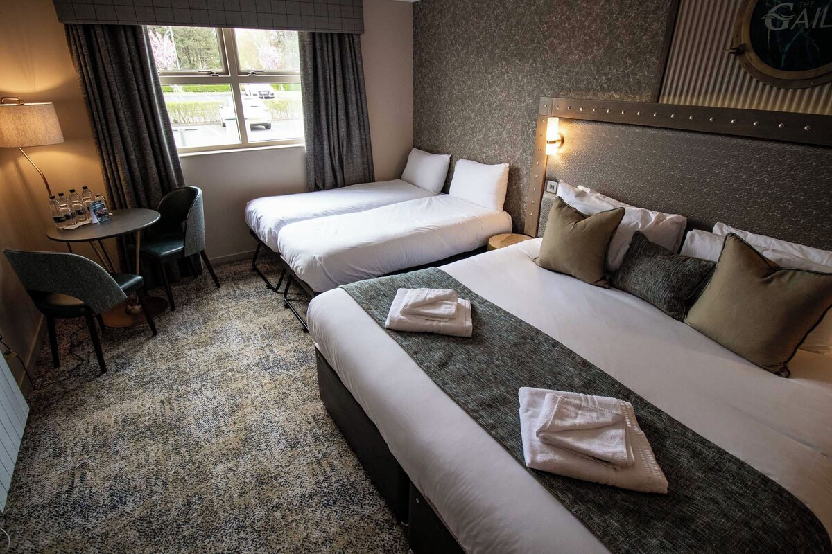 Family Quadruple Room | 1 bedroom, desk, iron/ironing board, WiFi (free)