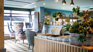 Frokost, lunsj og middag serveres, britiske retter, utsikt mot hagen 