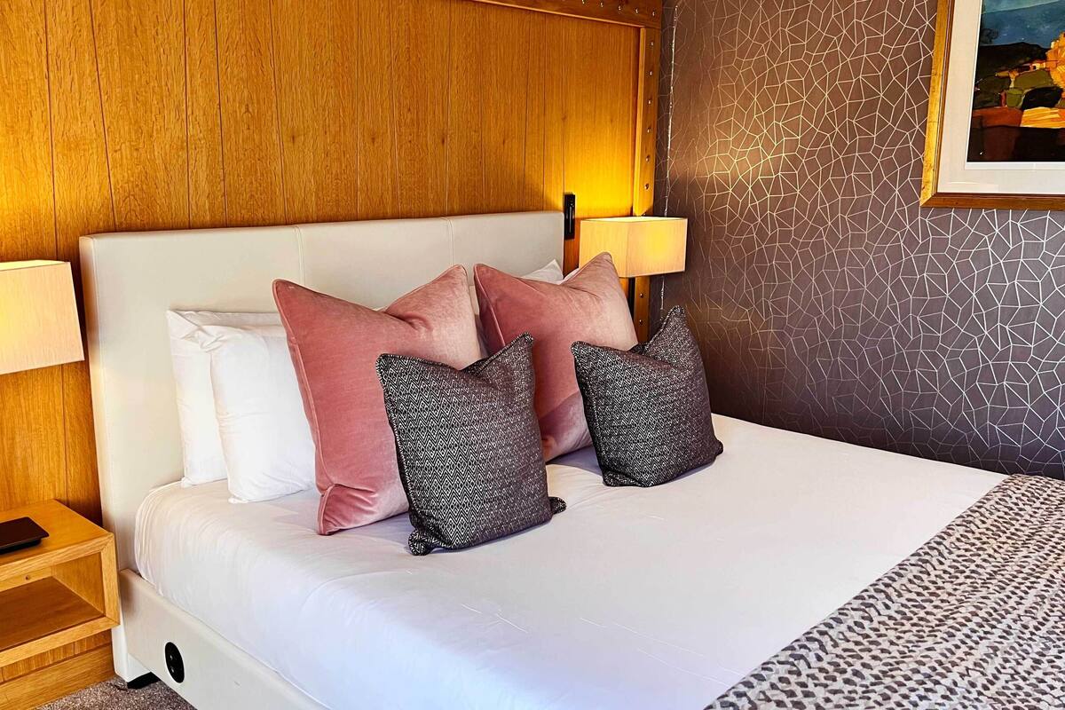 Executive Room | 1 bedroom, desk, iron/ironing board, WiFi (free)