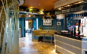2 Bars/Lounges