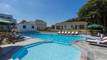 Piscina externa sazonal, funciona das 8h às 21h, espreguiçadeiras