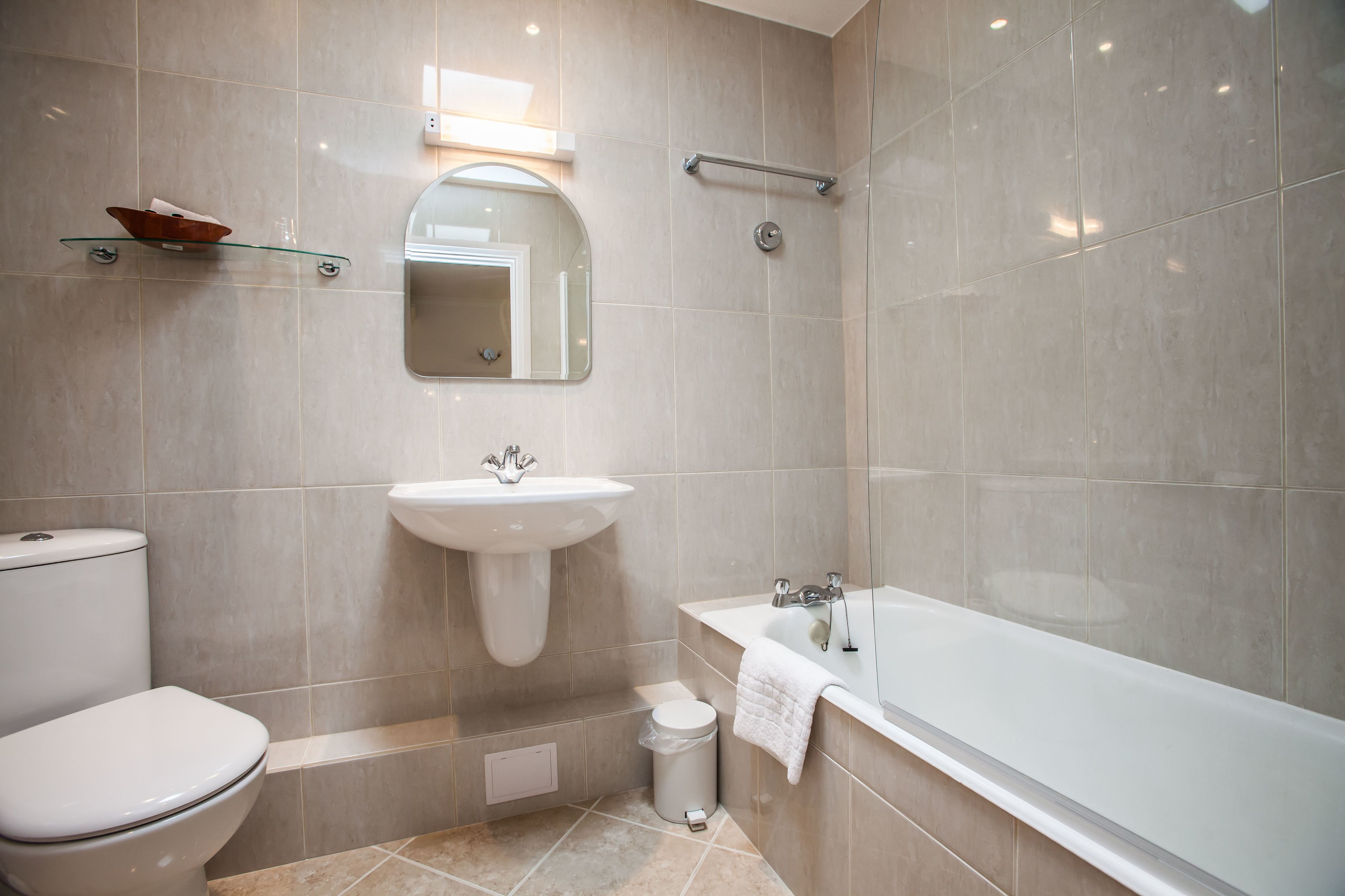 standard single room | bathroom | combined shower/bathtub, free toiletries, hair dryer, bathrobes