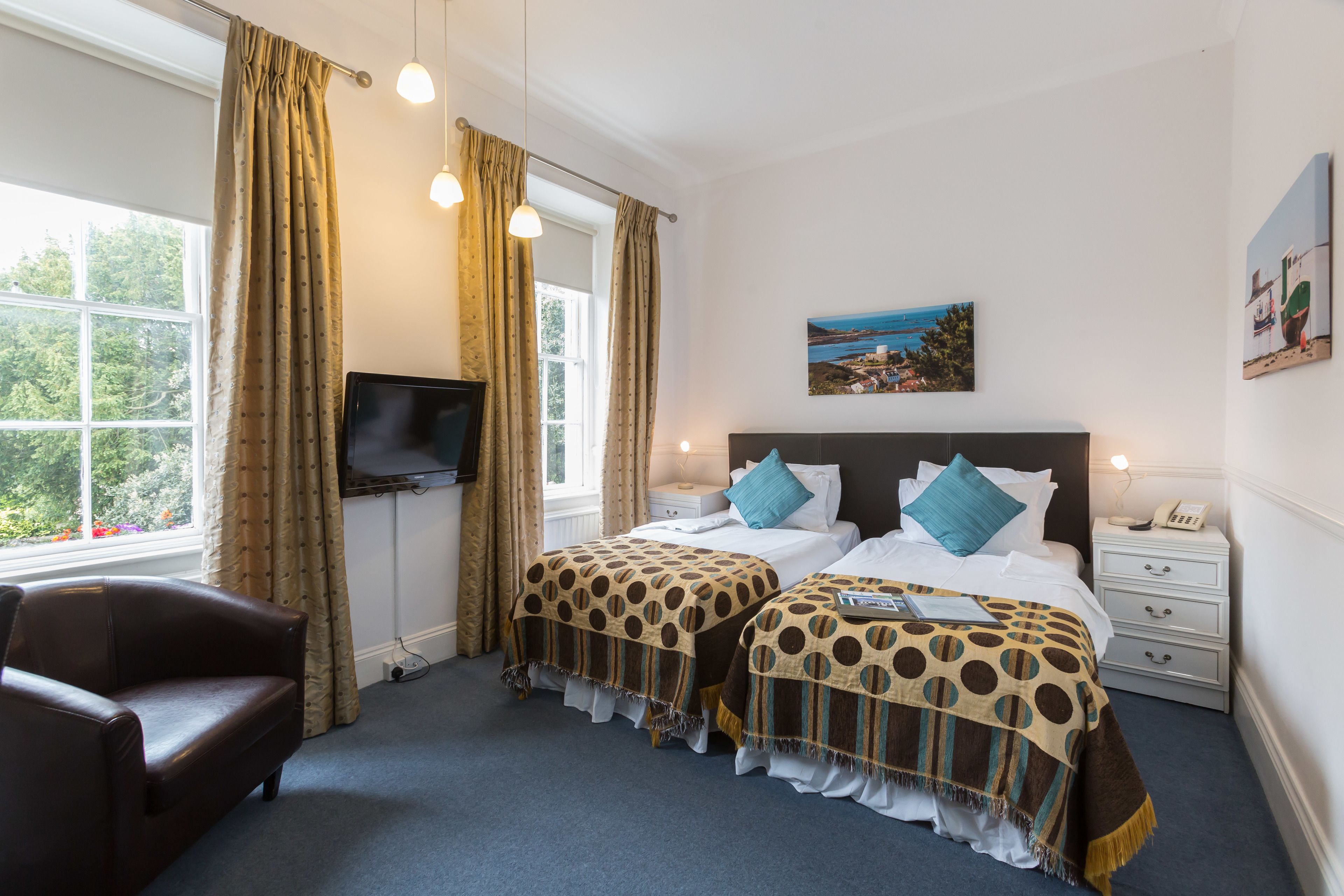 1 bedroom, hypo-allergenic bedding, desk, soundproofing