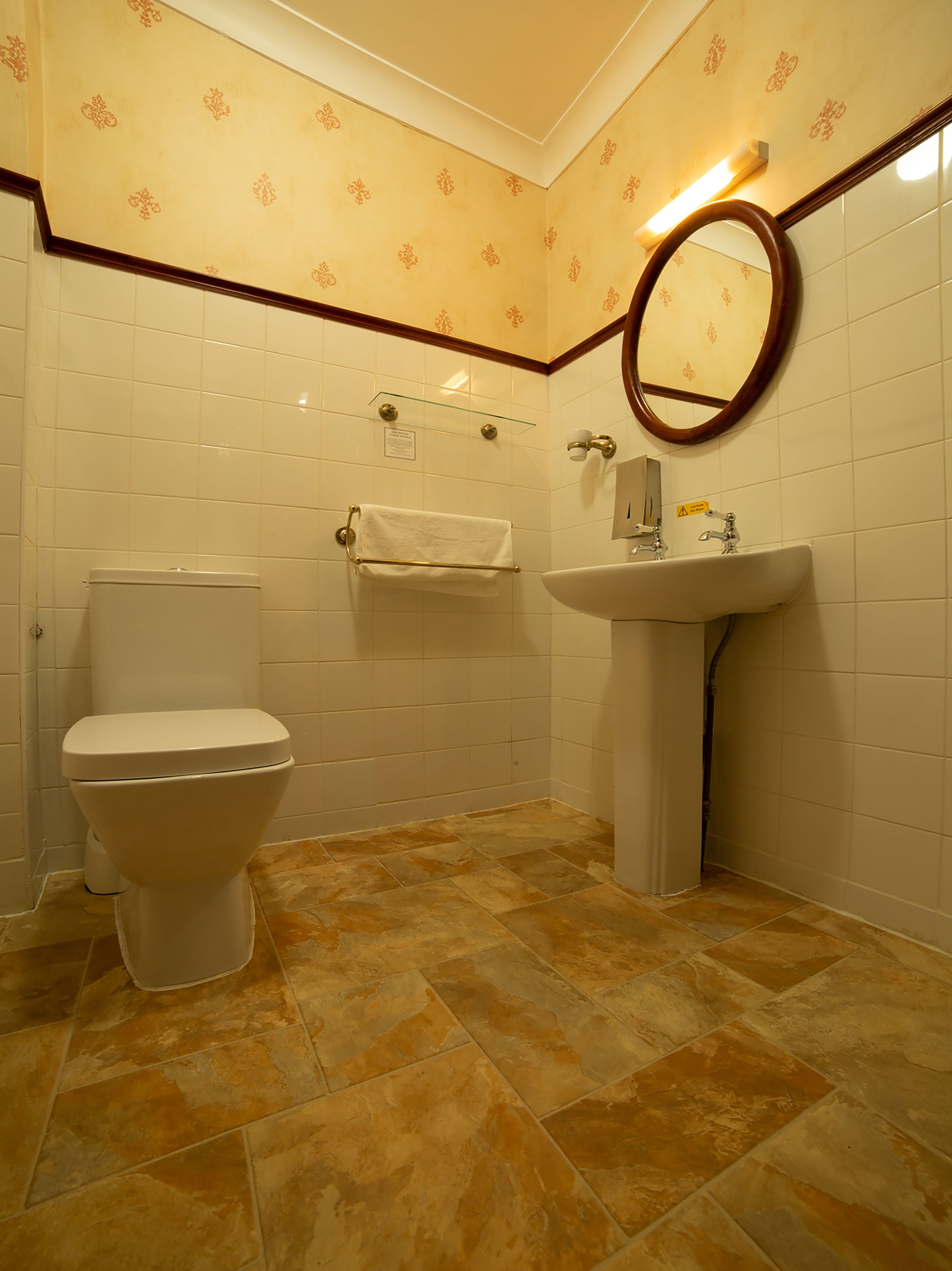 Photo - Fines Bayliwick Hotel