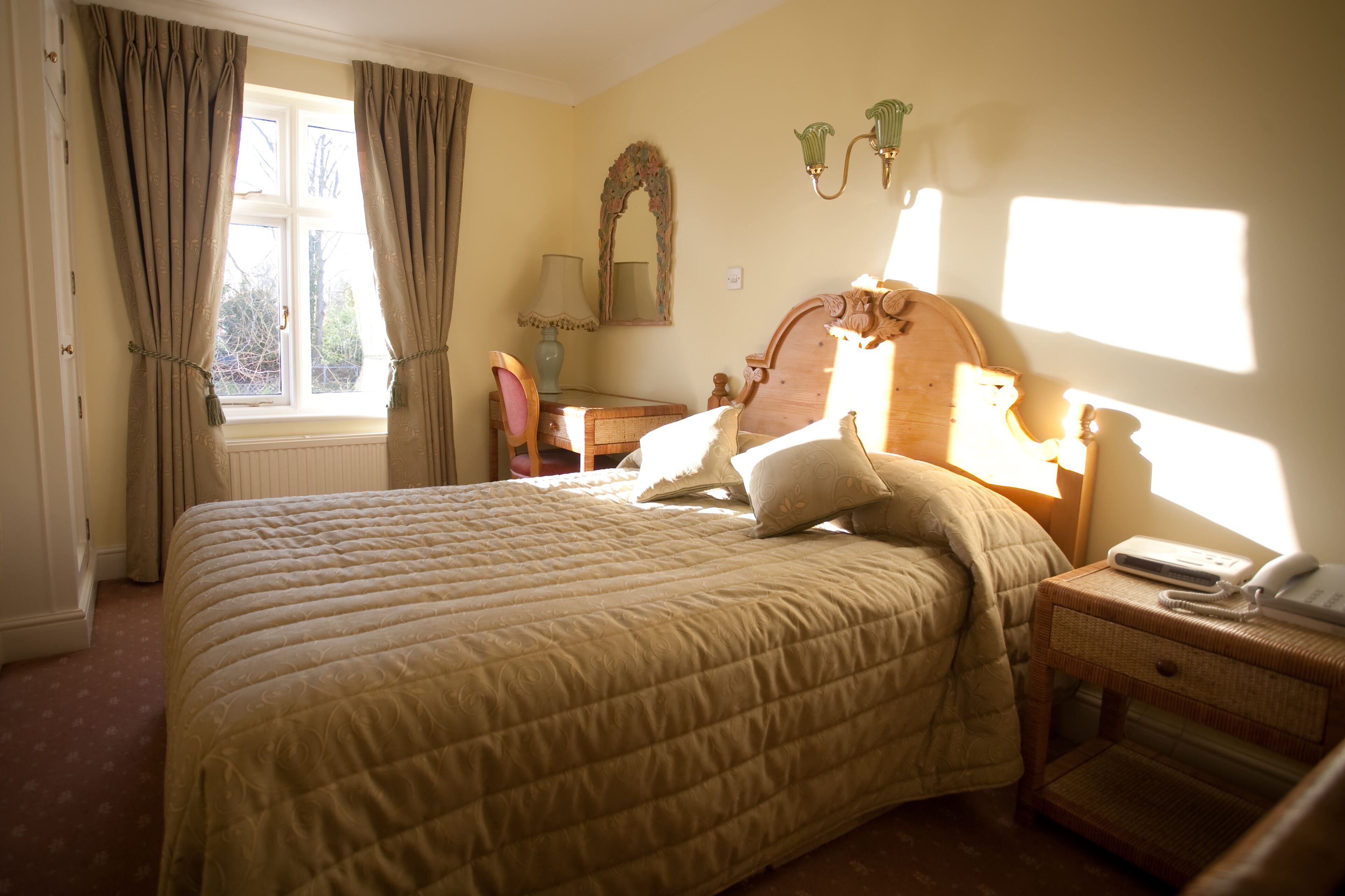 スタンダード ダブルルーム | 客室ごとに異なる装飾、客室ごとに異なるインテリア、デスク、アイロン / アイロン台