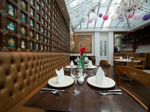 Breakfast and dinner served, garden views  - Fines Bayliwick Hotel (Bracknell)