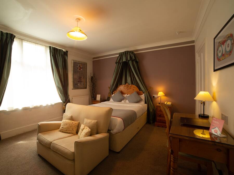 Standard Double Room | Individually decorated, individually furnished, desk, iron/ironing board