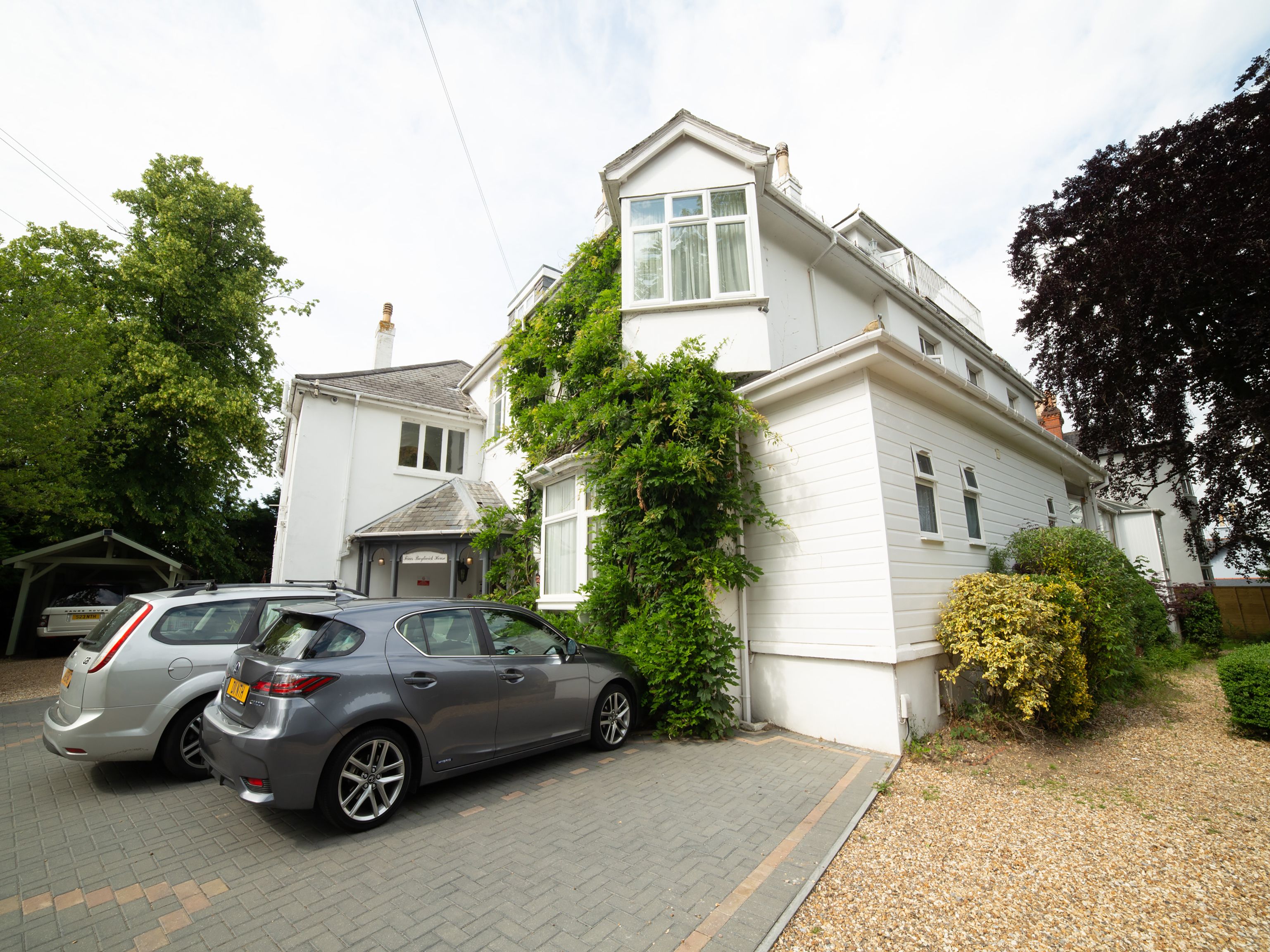 Photo - Fines Bayliwick Hotel