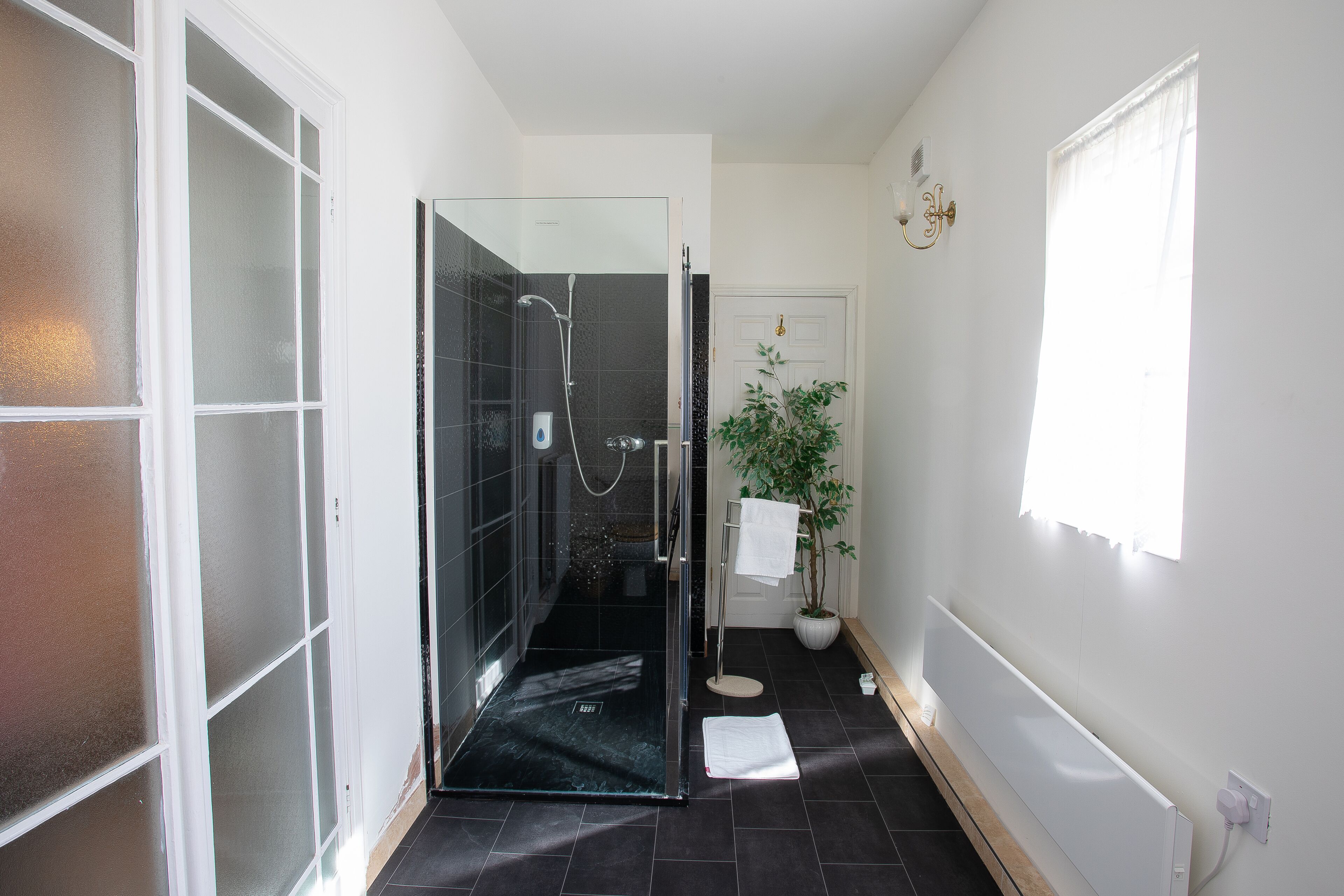 Photo - Fines Bayliwick Hotel