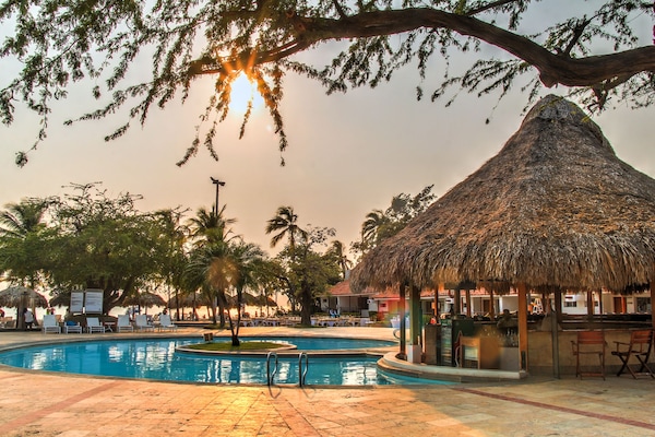 3 ulkouima-allasta, aurinkovarjoja, aurinkotuoleja