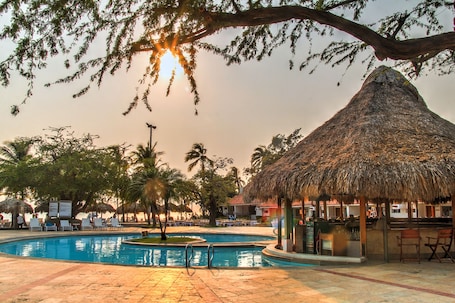 3 piscinas al aire libre, sombrillas, sillones reclinables de piscina