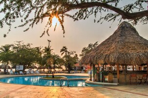 3 piscinas externas, guarda-sóis, espreguiçadeiras