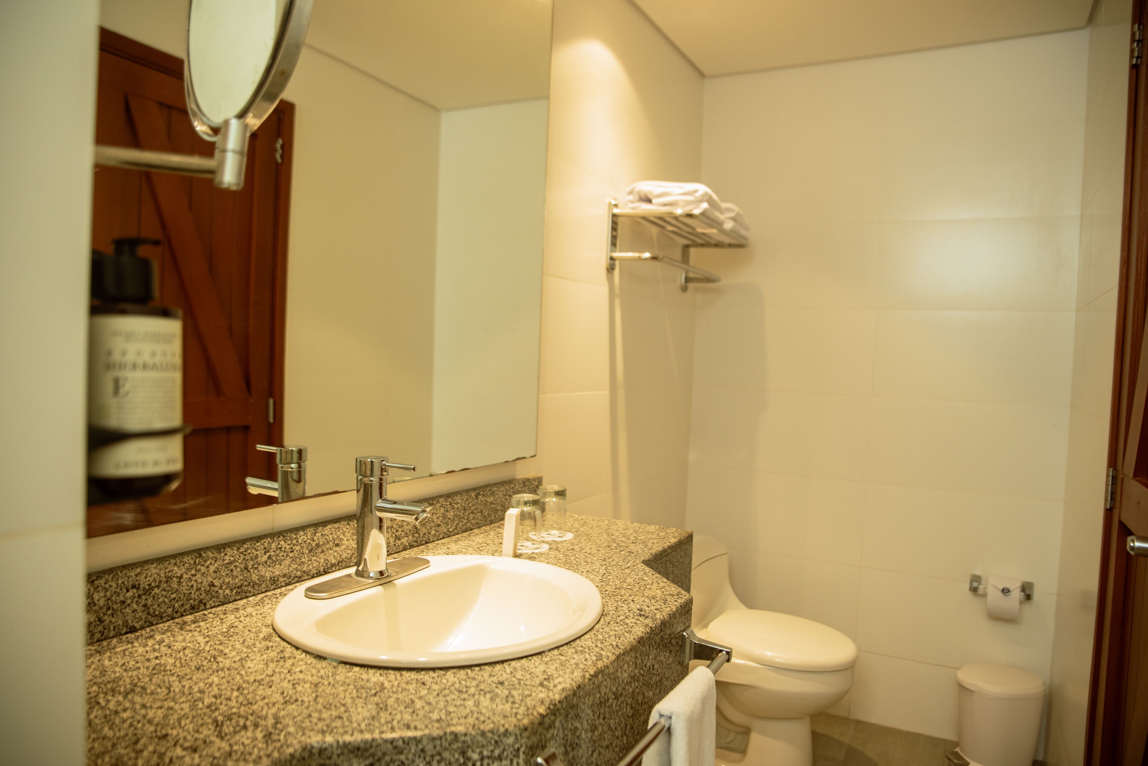 shower, rainfall showerhead, free toiletries, towels