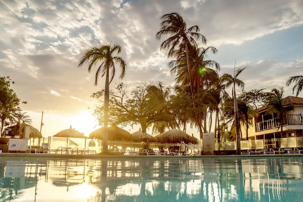 3 hồ bơi ngoài trời, dù/ô trên bãi biển/hồ bơi, ghế dài tắm nắng