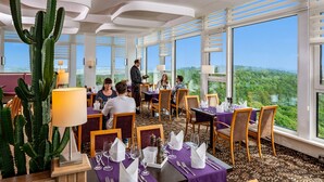 2 restauranter: lunsj og middag serveres