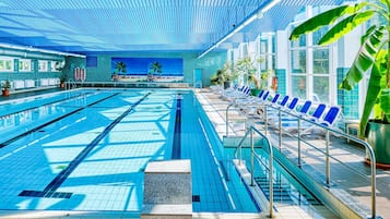 Indendørs pool, sæsonbestemt udendørs pool, parasoller, liggestole