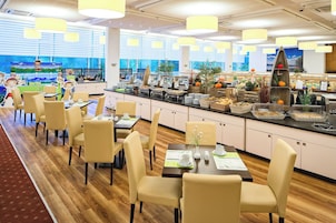 2 restaurantes; se sirve desayuno, almuerzo y cena