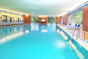 Una piscina cubierta (de 07:00 a 22:00), tumbonas