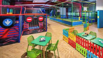 Área de juegos infantiles techada