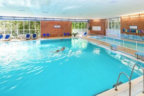 Innenpool, geöffnet von 07:00 Uhr bis 22:00 Uhr, Liegestühle