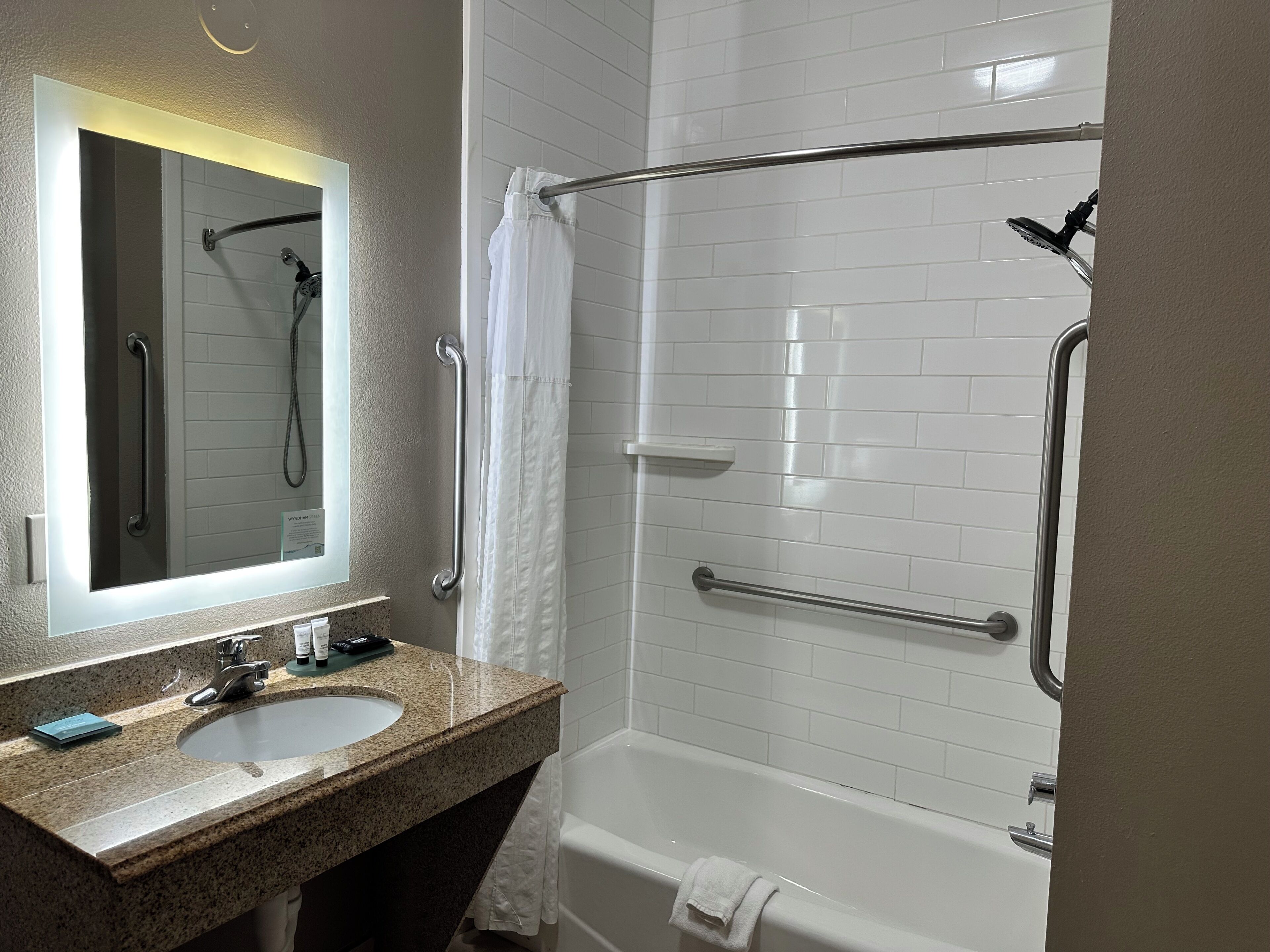 Room, 1 King Bed, Accessible, Non Smoking (Mobility,Tub w/Grab Bars) | Bathroom | Combined shower/bathtub, free toiletries, hair dryer, towels