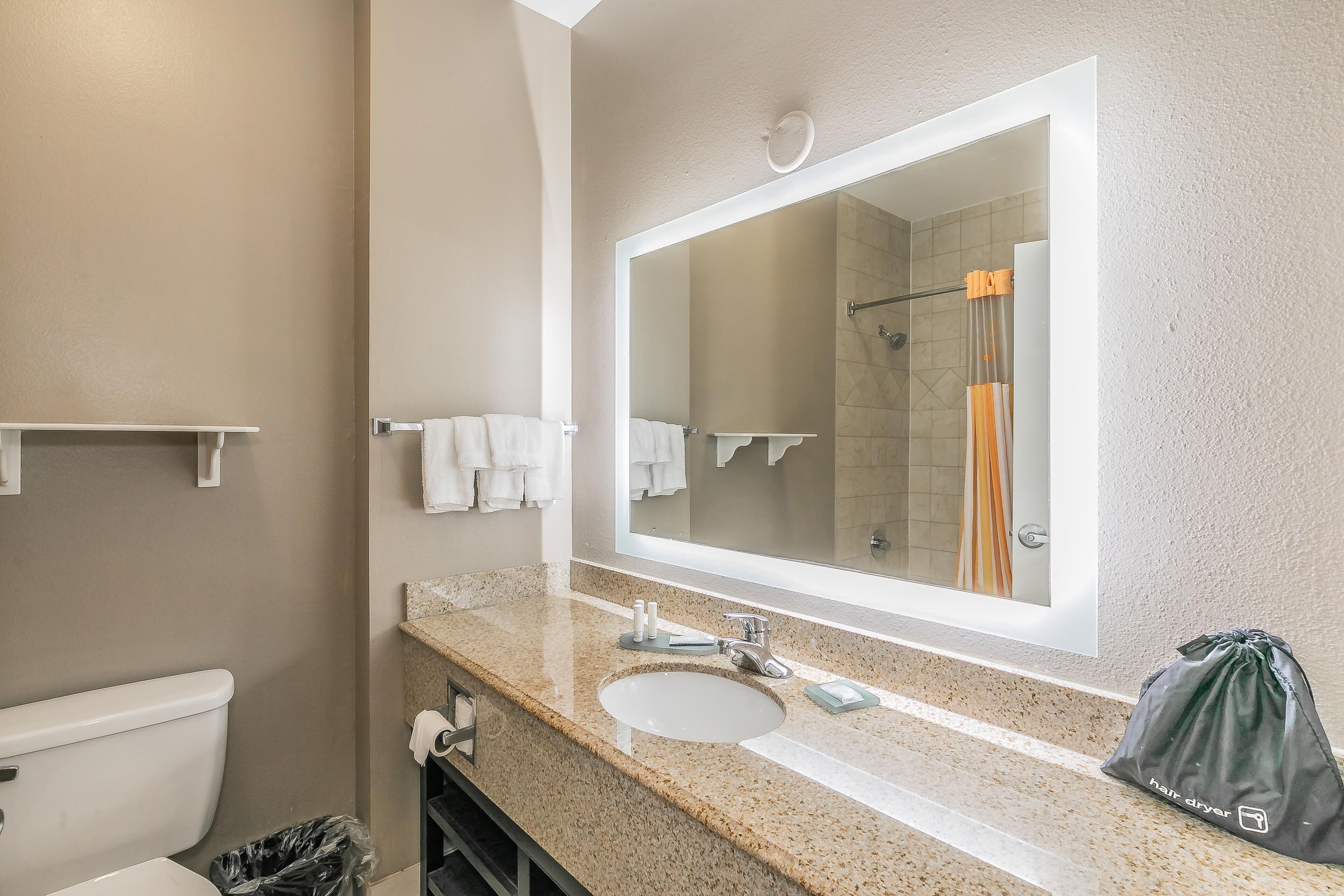 Combined shower/bathtub, free toiletries, hair dryer, towels