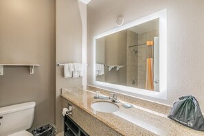 Suihkun ja ammeen yhdistelmä, ilmaiset hygieniatuotteet, hiustenkuivaaja