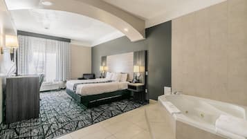 Deluxe-Suite, 1 King-Bett, barrierefrei, Nichtraucher (Mobility,Roll-In Shower) | Hochwertige Bettwaren, Schreibtisch, Bügeleisen/Bügelbrett