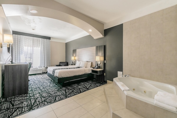 Deluxe Suite, 1 King Bed, Accessible, Non Smoking (Mobility,Roll-In Shower) | Premium bedding, desk, iron/ironing board, free cribs/infant beds