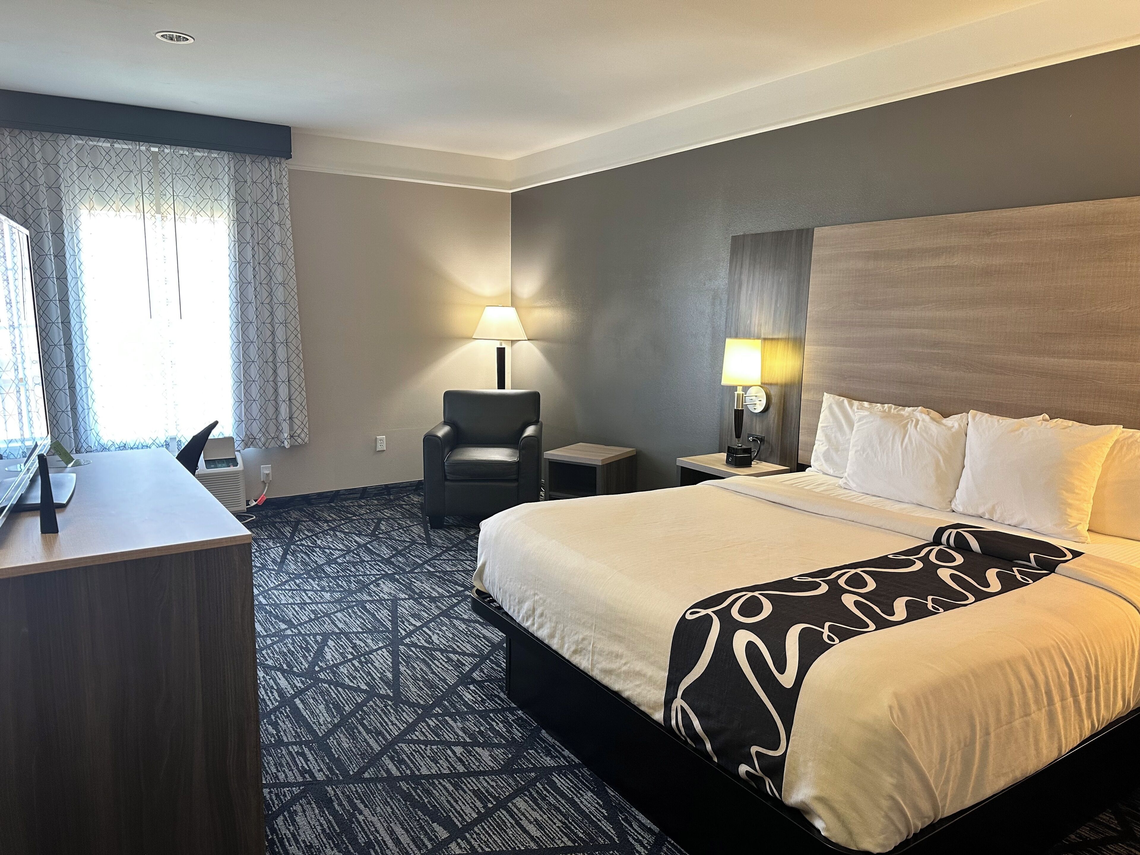 Room, 1 King Bed, Non Smoking | Premium bedding, desk, iron/ironing board, free cribs/infant beds