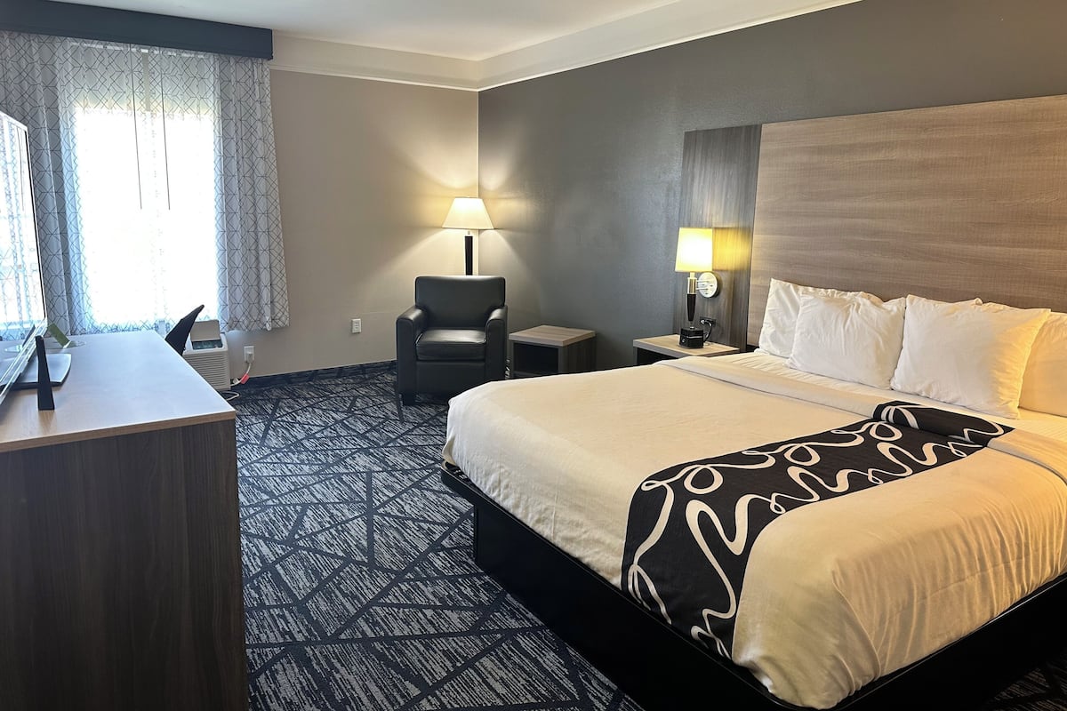 Kamer, 1 kingsize bed, niet-roken | Luxe beddengoed, een bureau, een strijkplank/strijkijzer