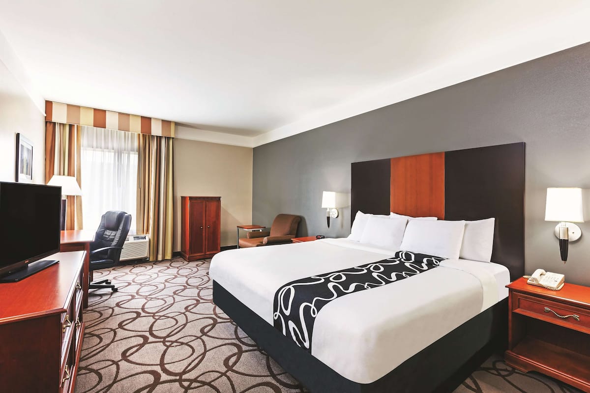 Room, 1 King Bed, Non Smoking | Premium bedding, desk, iron/ironing board, free cribs/infant beds