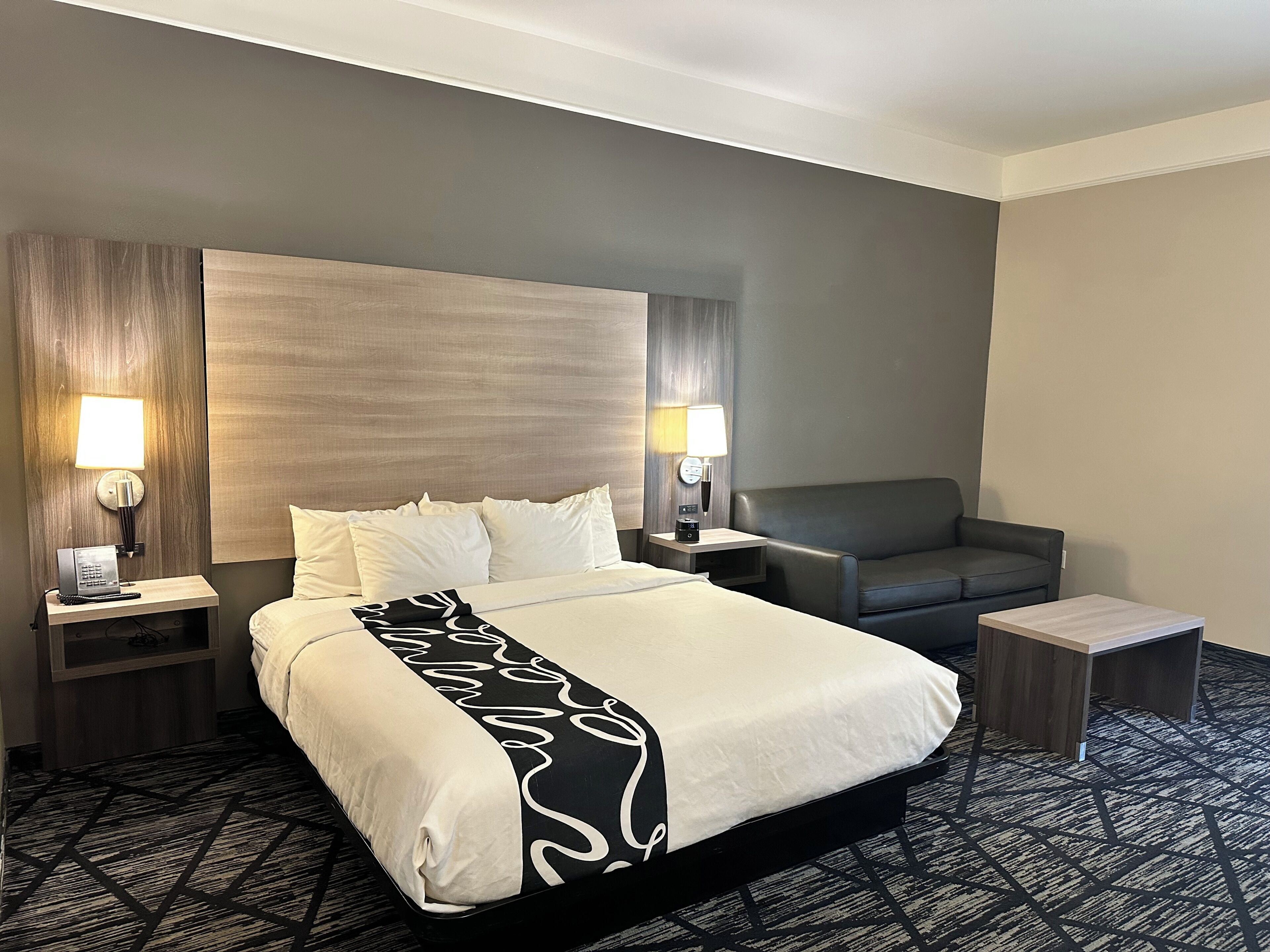 Room, 1 King Bed, Accessible, Non Smoking (Mobility,Tub w/Grab Bars) | Premium bedding, desk, iron/ironing board, free cribs/infant beds