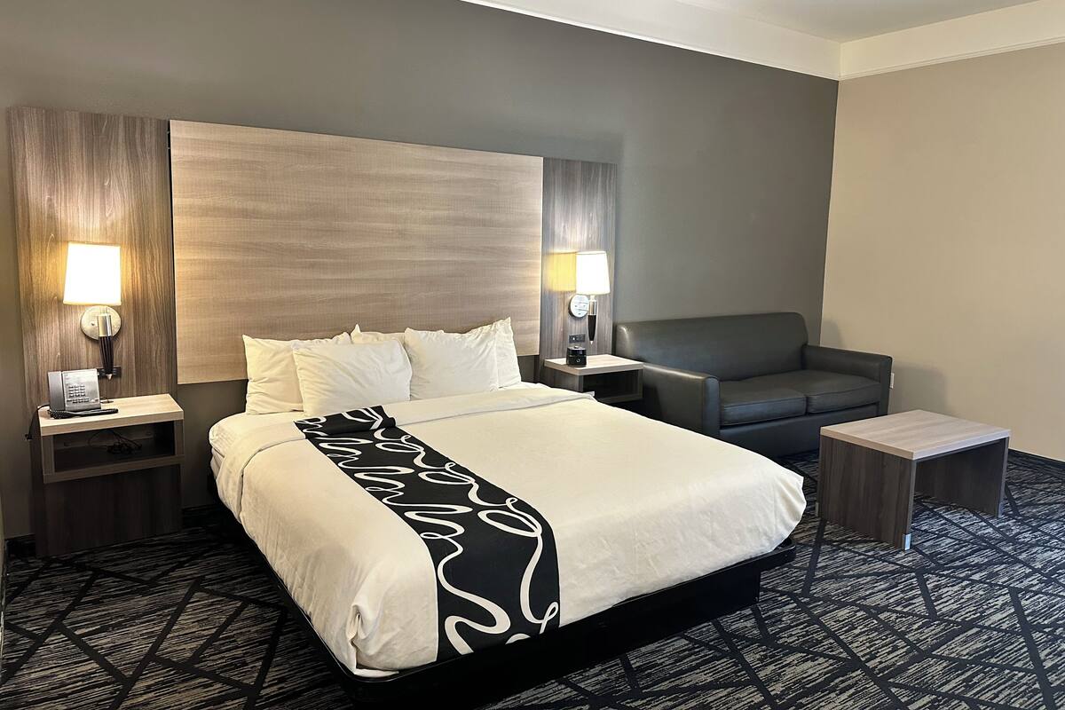 Kamer, 1 kingsize bed, toegankelijk voor mindervaliden, niet-roken (Mobility,Tub w/Grab Bars) | Luxe beddengoed, een bureau, een strijkplank/strijkijzer