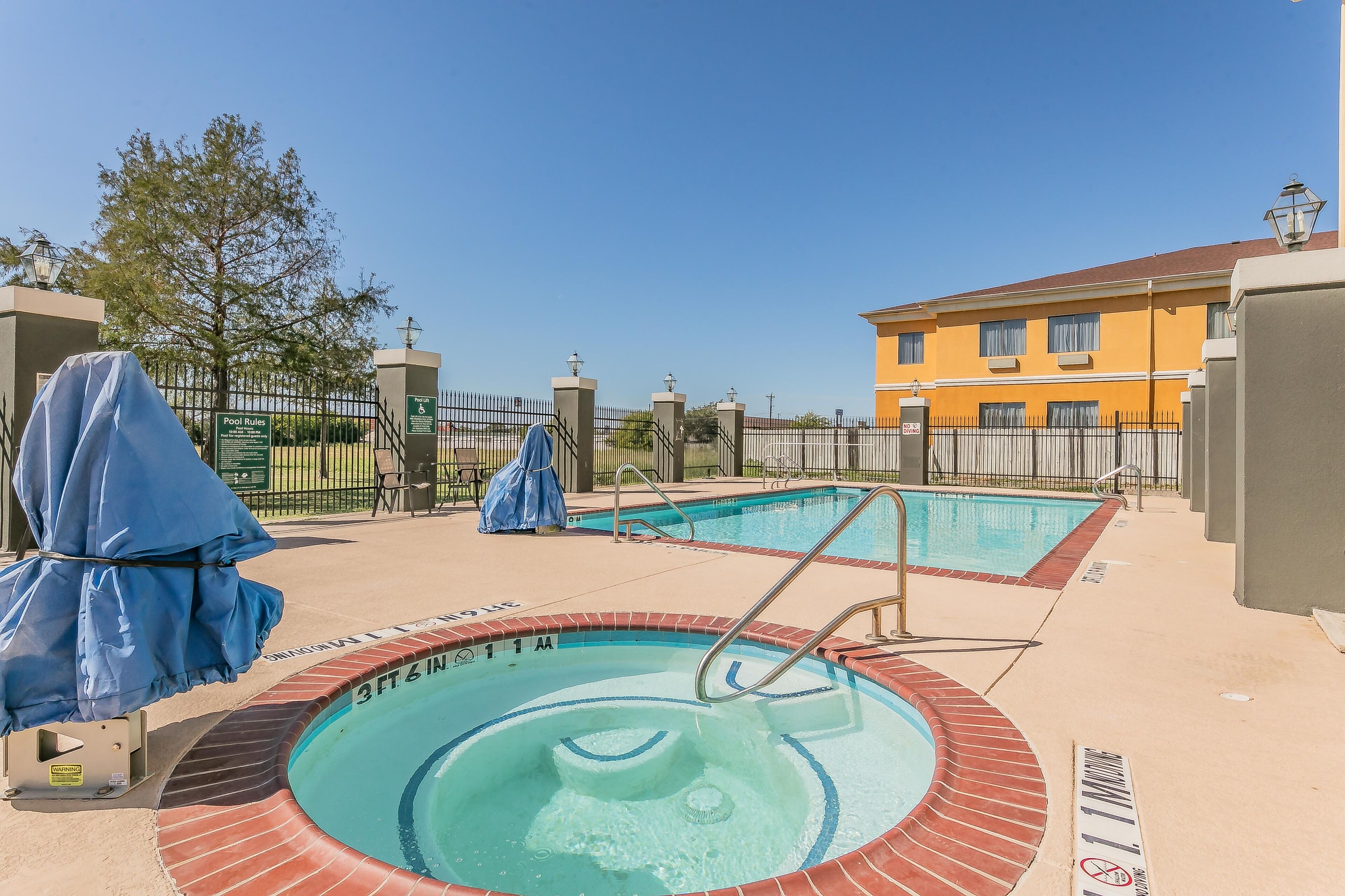 Una piscina al aire libre de temporada