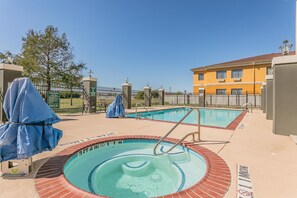 Sesongbasert utendørsbasseng