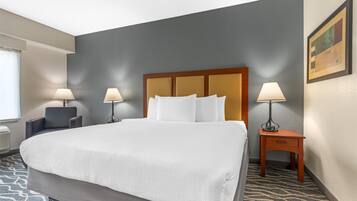 Caja de seguridad en la habitación y tabla de planchar con plancha