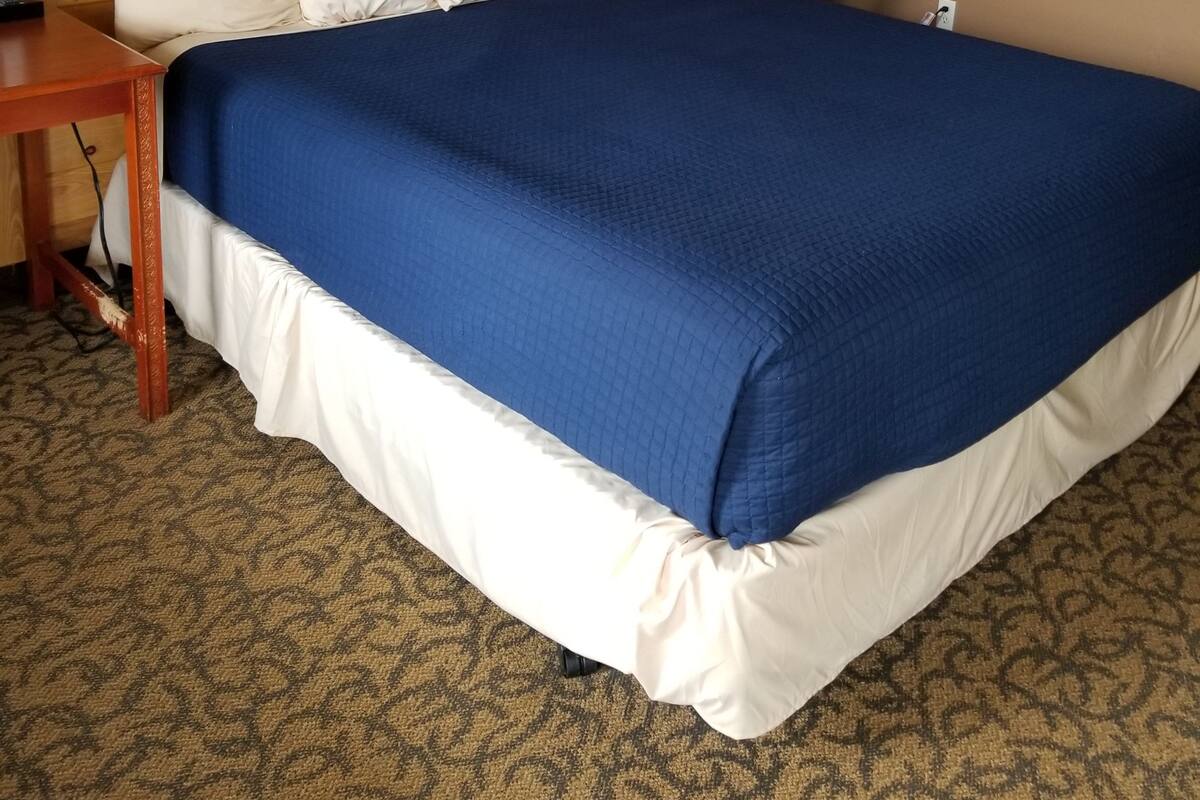 Economy Room, 1 King Bed | Desk, blackout curtains, free WiFi, individually decorated