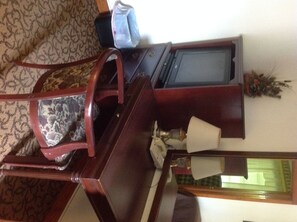 Economy Room, 1 King Bed | Individually decorated, individually furnished, desk, blackout drapes