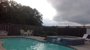 Seasonal outdoor pool, open 10 AM to 8 PM, sun loungers - L'Acadie Inn & RV Park (Eunice)