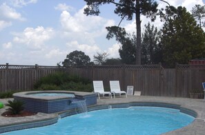 حمّام سباحة خارجي موسمي، مفتوح من 10 صباحًا إلى 8 مساءً، مقاعد للتشمس