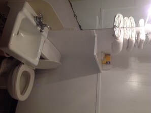 وحدات دش مع أحواض استحمام، مستلزمات مجانية للعناية الشخصية، مناشف